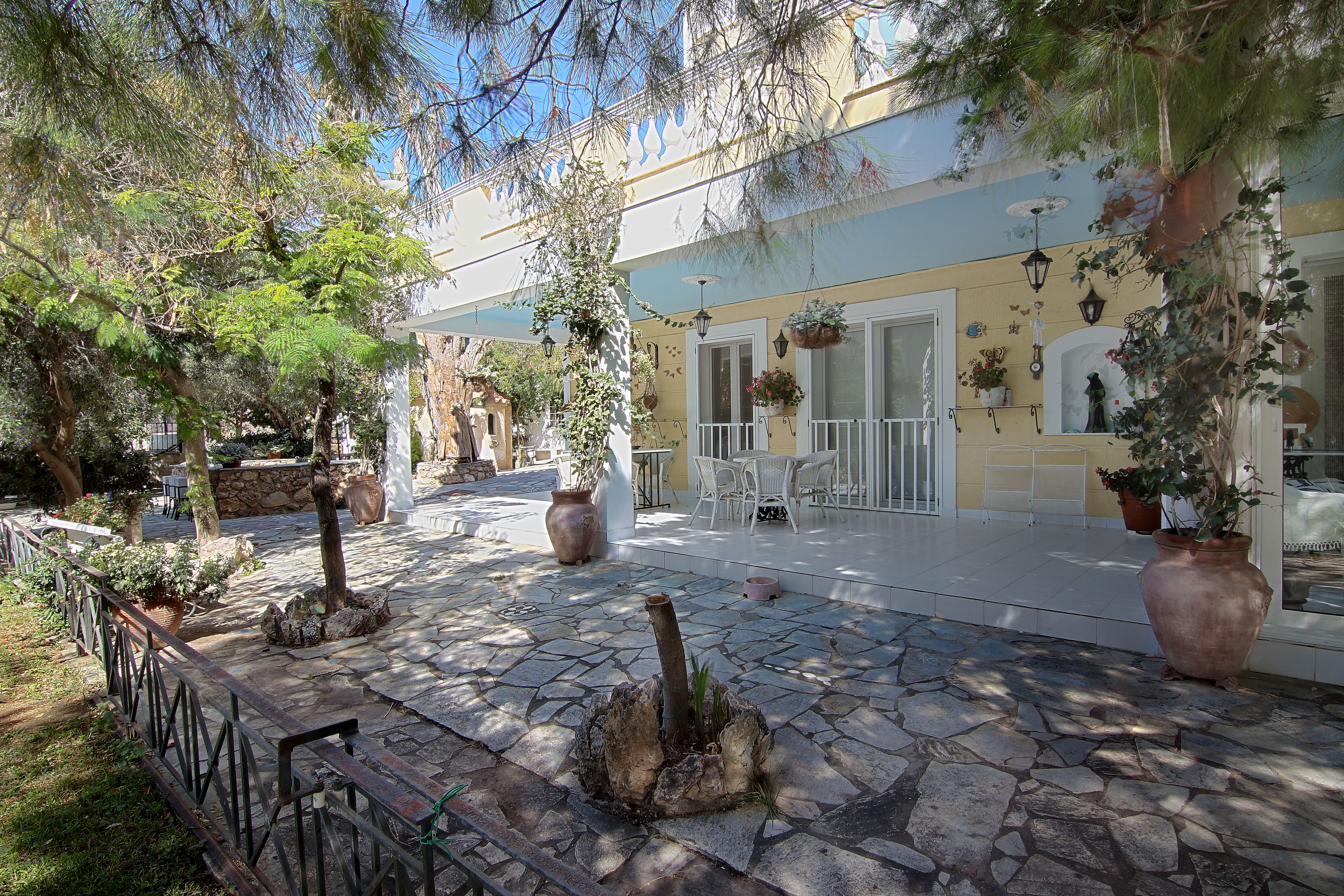 Paved garden in front of the ground-floor terrace