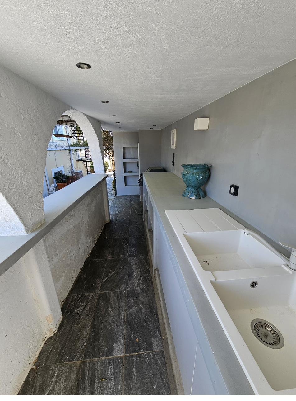 Outdoor kitchen counter with sinks